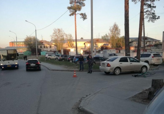 Водитель «Тойоты» сбил велосипедиста, когда поворачивал во двор и был ослеплен солнцем Водитель «Тойоты» сбил велосипедиста, когда поворачивал во двор и был ослеплен солнцем