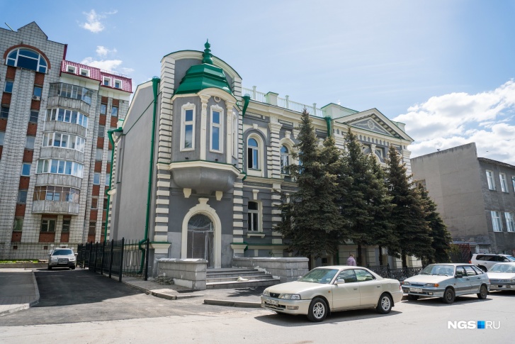 Возле здания убрали забор и отремонтировали тротуар Возле здания убрали забор и отремонтировали тротуар