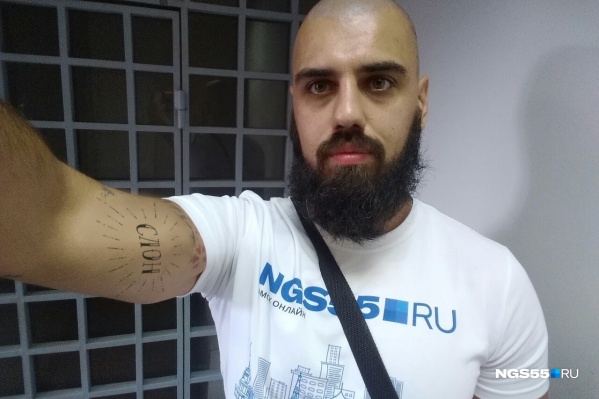 Наши дизайнеры уже примерили новую татуировку на руку корреспондента Наши дизайнеры уже примерили новую татуировку на руку корреспондента