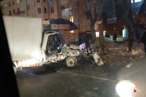 От удара одна из «Газелей» встала практически поперёк дороги От удара одна из «Газелей» встала практически поперёк дороги