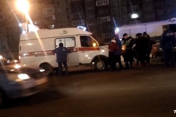 Одну из девочек при ДТП зажало в такси. Её достали спасатели и передали медикам Одну из девочек при ДТП зажало в такси. Её достали спасатели и передали медикам