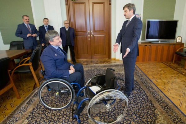 С момента первой просьбы кёрлера к губернатору до получения коляски прошло почти два года С момента первой просьбы кёрлера к губернатору до получения коляски прошло почти два года