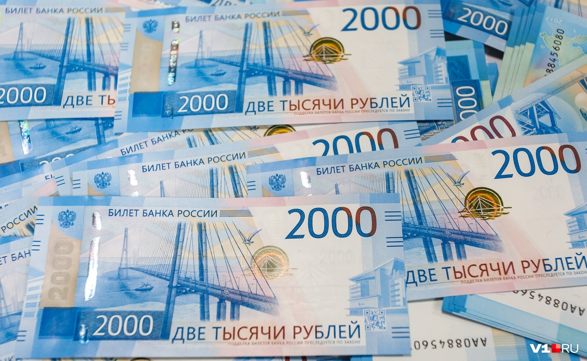 Производство 2000 руб. Деньги 2000 рублей. Две тысячи рублей. Банкнота 2000 руб. 2 Тысячи рублей.