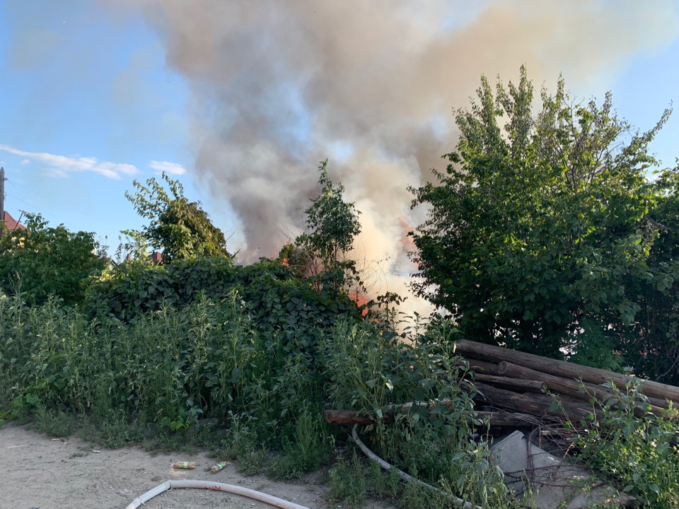 «Говорят, на участок претендуют цыгане»: деревянный дом сгорел на Ангарском в Волгограде