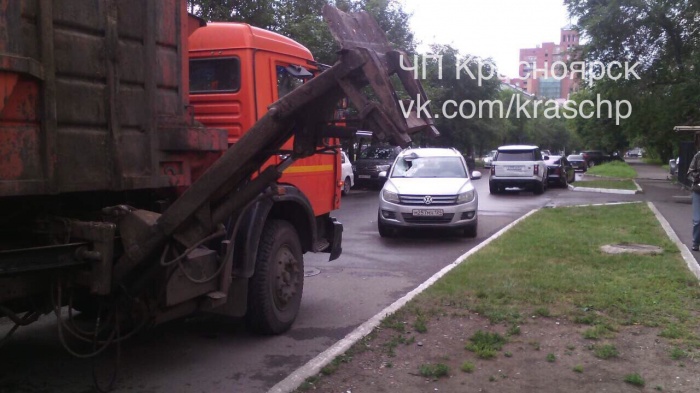 Водитель грузовика забыл опустить подъёмник Водитель грузовика забыл опустить подъёмник