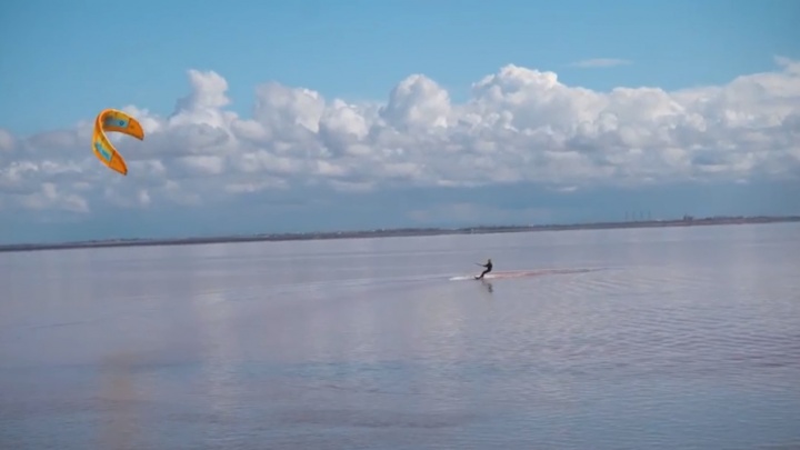 Спортсмен из Екатеринбурга прокатился на кайте по розовому озеру в Крыму и снял захватывающее видео