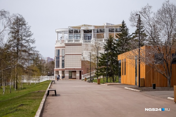 Летние кафе находятся в месте с красивым видом Летние кафе находятся в месте с красивым видом