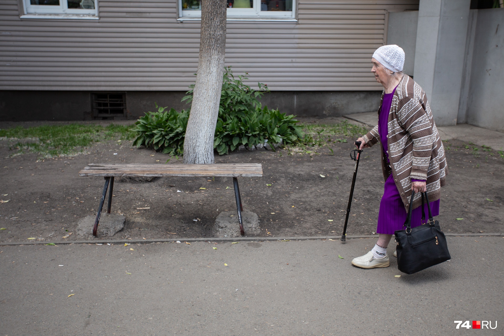 Бабушка не справится. Бабушка на остановке. Бабушка сидит на остановке. Бабушка сидит на скамейке. Бабушка на улице.