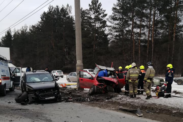 Помимо зачинщиков аварии, в ней сильно пострадал красный Chevrolet Aveo Помимо зачинщиков аварии, в ней сильно пострадал красный Chevrolet Aveo
