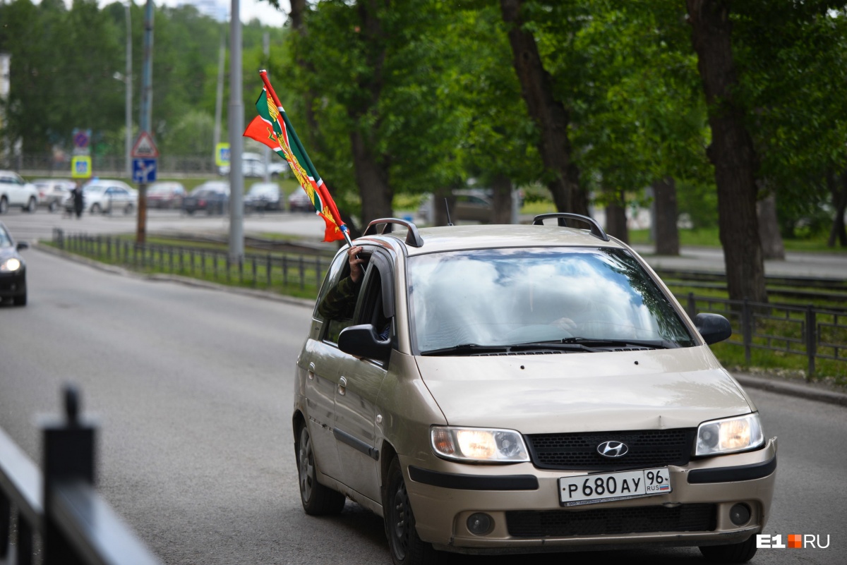 Делали селфи и гуляли семьями: празднующие пограничники окупировали парк  Маяковского | 28.05.2019 | Екатеринбург - БезФормата