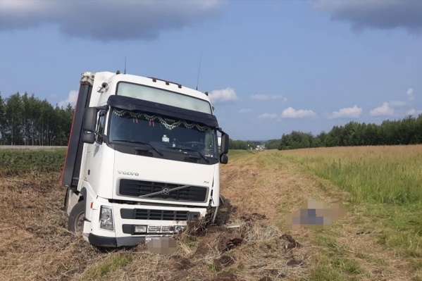Фура съехала в кювет, водителя спасти не удалось Фура съехала в кювет, водителя спасти не удалось