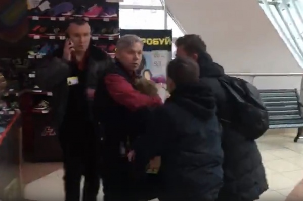 Охранники пытались задержать подростков Охранники пытались задержать подростков