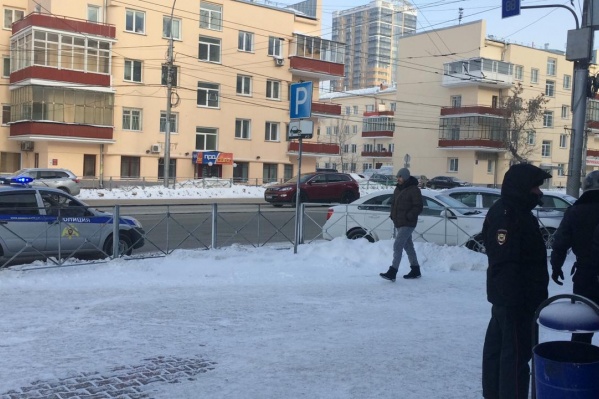 Полиция оцепила здание на перекрёстке Ленина и Челюскинцев Полиция оцепила здание на перекрёстке Ленина и Челюскинцев