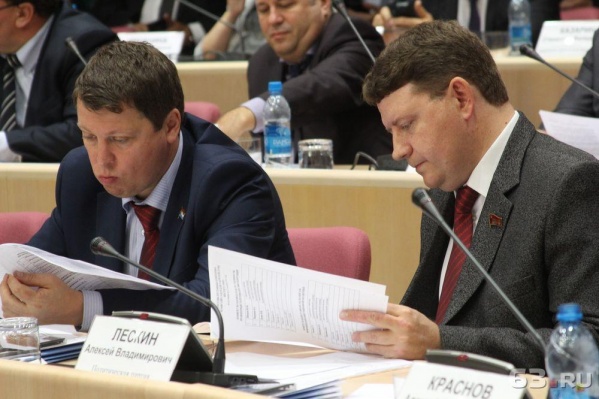Депутаты оппозиционных фракций устроили протест Депутаты оппозиционных фракций устроили протест