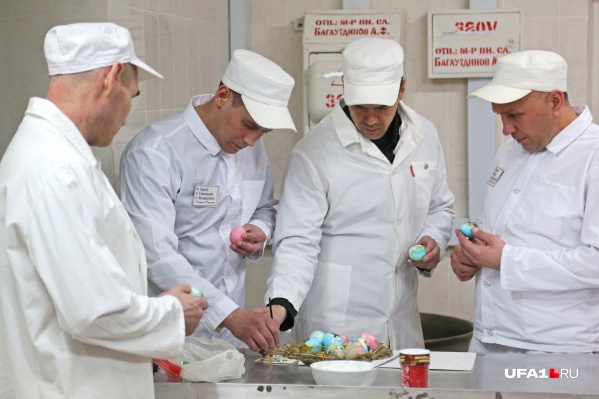 Заключенные сами красят яйца и создают на них настоящие картины Заключенные сами красят яйца и создают на них настоящие картины
