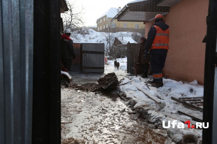 Зловонная жижа залила частные подворья Зловонная жижа залила частные подворья