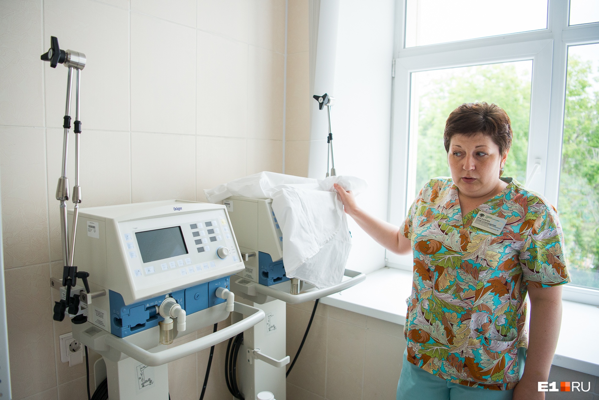 В отделении используют<b class="_"> </b>мониторинговые аппараты — например, для измерения давления — и аппараты искусственной вентиляции легких. На фото — медсестра-анестезист Елена Богданова В отделении используют<b class="_"> </b>мониторинговые аппараты — например, для измерения давления — и аппараты искусственной вентиляции легких. На фото — медсестра-анестезист Елена Богданова
