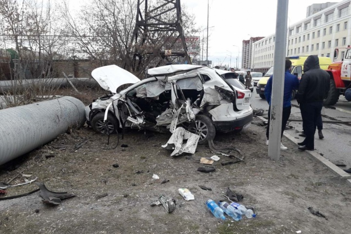 Удар пришелся на сторону водителя. Девушка получила множественные травмы, врачи буквально вытащили ее с того света Удар пришелся на сторону водителя. Девушка получила множественные травмы, врачи буквально вытащили ее с того света