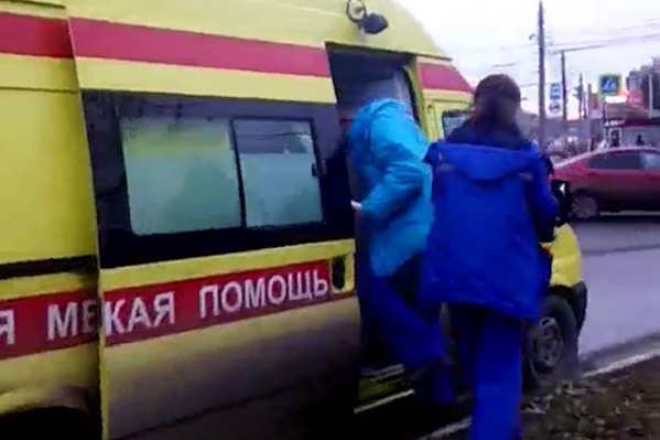 Реаниматологи прибыли на Комсомольский проспект по вызову к пожилому мужчине, но почти сразу уехали обратно Реаниматологи прибыли на Комсомольский проспект по вызову к пожилому мужчине, но почти сразу уехали обратно
