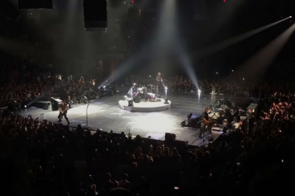 Metallica отжигала на сцене с круговым обзором в 2017 году Metallica отжигала на сцене с круговым обзором в 2017 году 