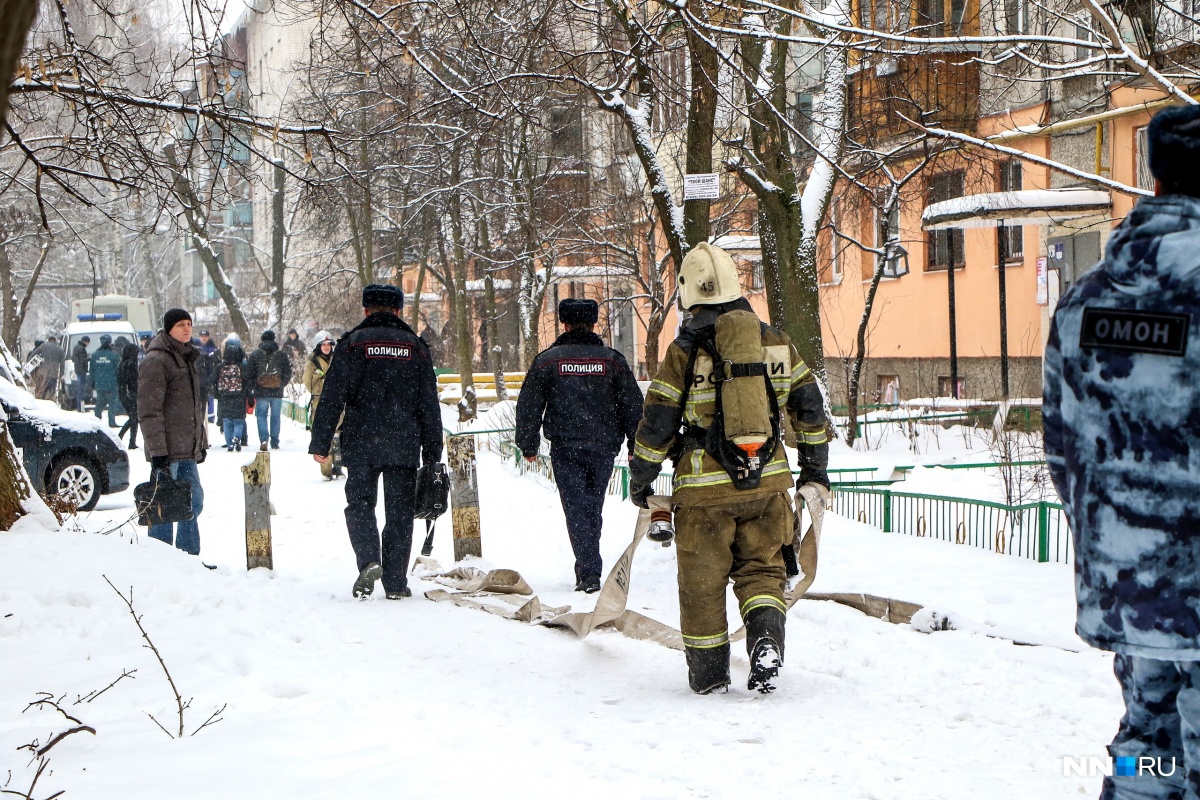До того как началась операция, всех жильцов вывели из дома До того как началась операция, всех жильцов вывели из дома