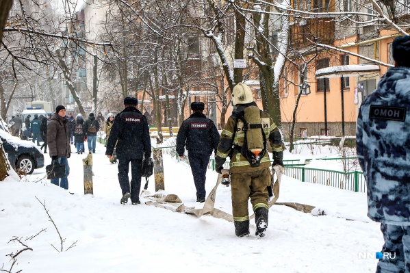 До того как началась операция, всех жильцов вывели из дома До того как началась операция, всех жильцов вывели из дома