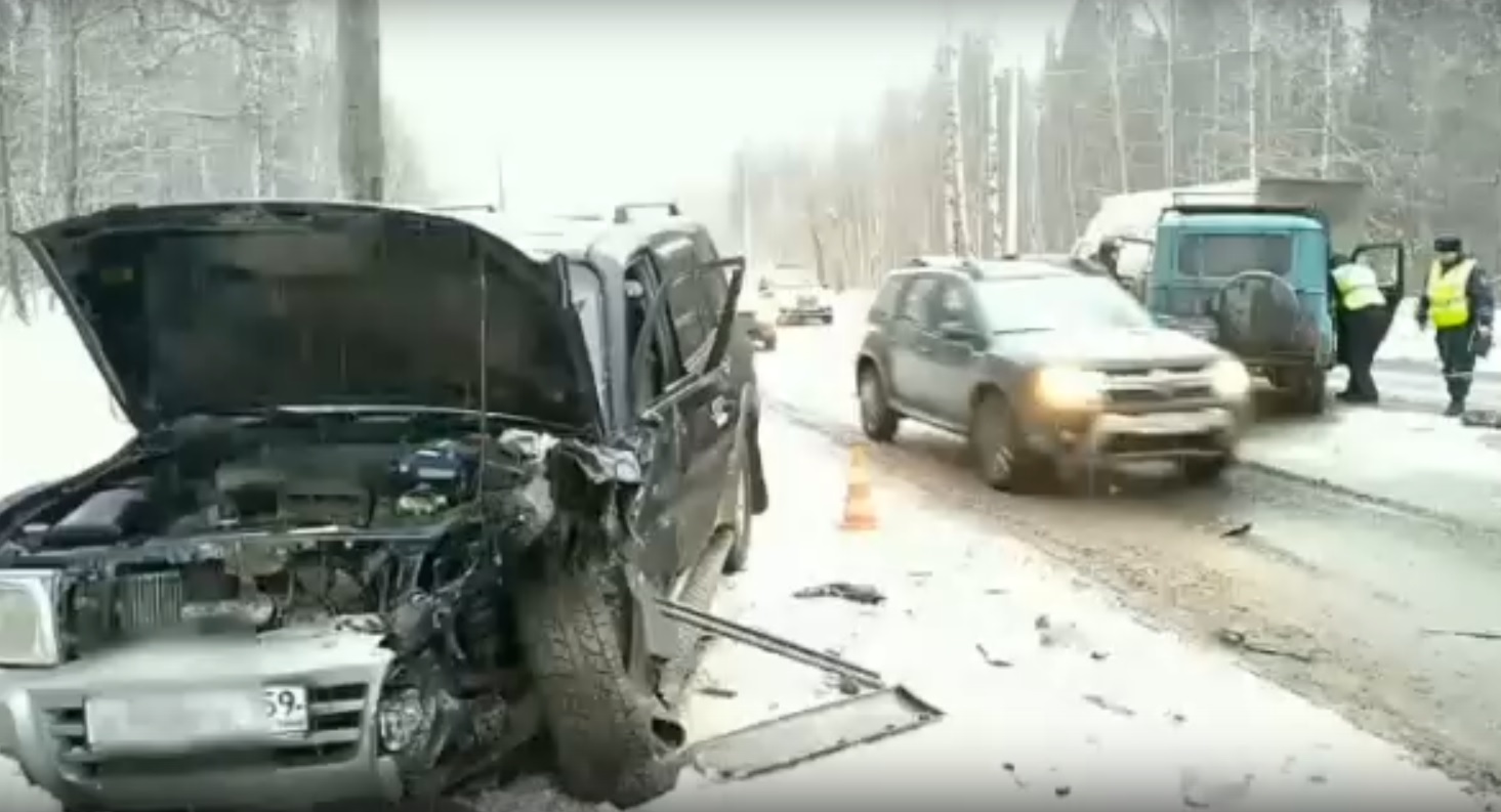 В Перми «УАЗ» врезался в Mitsubishi Pajero: водитель отечественного автомобиля — в больнице