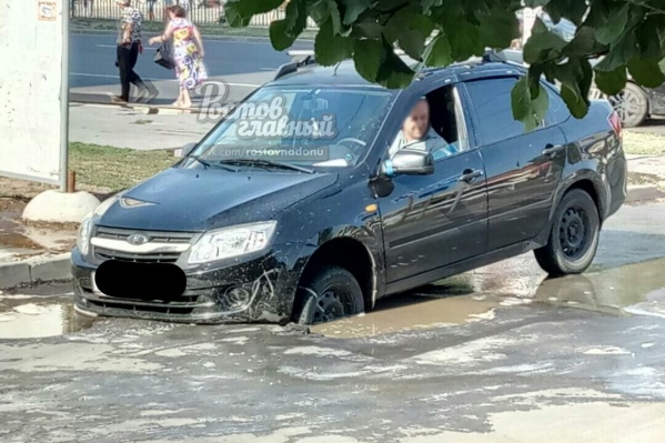 Площадка рядом с порывом превратилась в озеро из кипятка Площадка рядом с порывом превратилась в озеро из кипятка