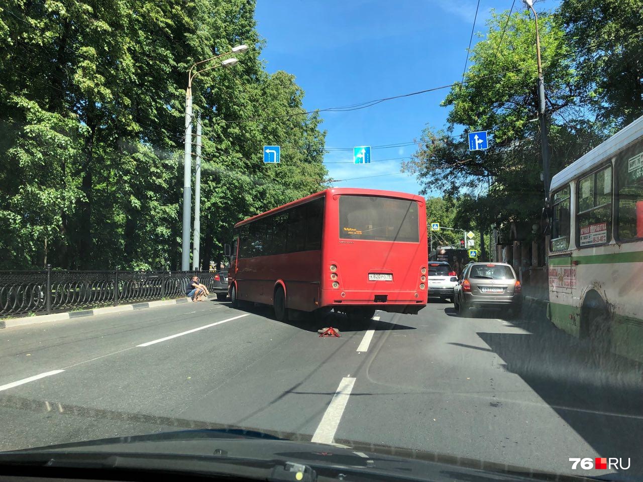 Маршрутку откинуло в сторону Маршрутку откинуло в сторону