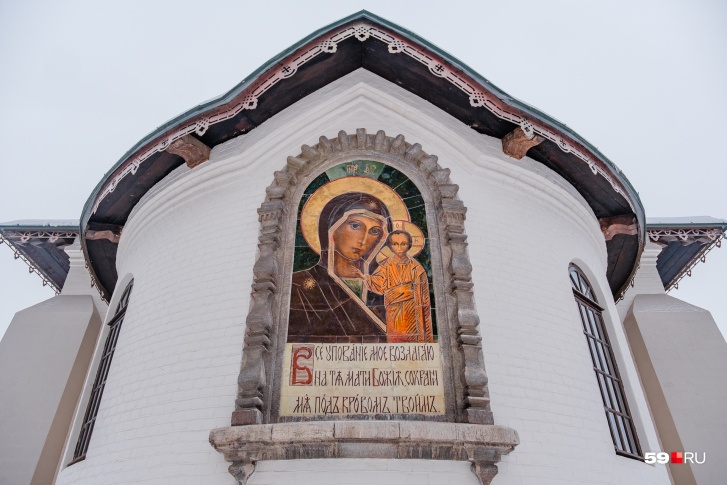 Иконе Богоматери на алтаре Казанского храма приписывают авторство Николая Рериха