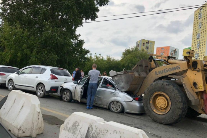 Сильнее всего досталось последней легковушке Сильнее всего досталось последней легковушке