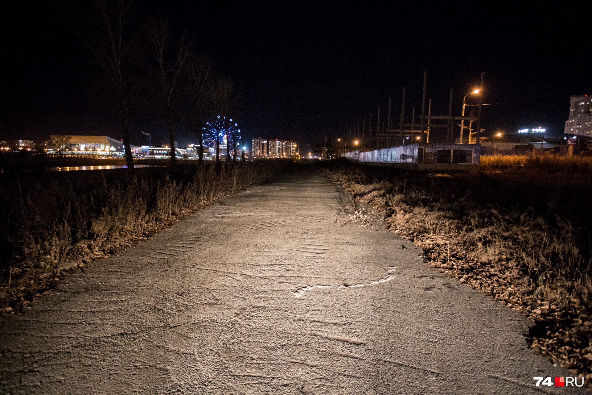 Набережная Челябинска погружена в кромешную тьму. Наш фотограф вынужден был подсвечивать путь фонариком 