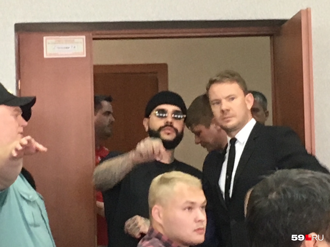В зале суда появились DJ Smash и Тимати В зале суда появились DJ Smash и Тимати