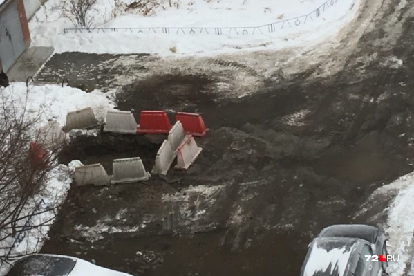 В морозный день жители остались без тепла из-за повреждения трубы горячего водоснабжения В морозный день жители остались без тепла из-за повреждения трубы горячего водоснабжения