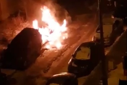 Во время пожара у автомобиля взорвался бак с бензином Во время пожара у автомобиля взорвался бак с бензином