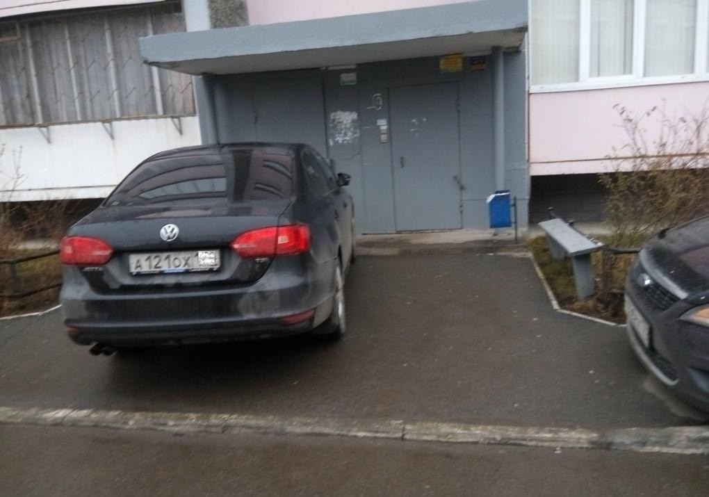 Далеко не все в восторге, когда соседи или их гости паркуют машину вот так Далеко не все в восторге, когда соседи или их гости паркуют машину вот так