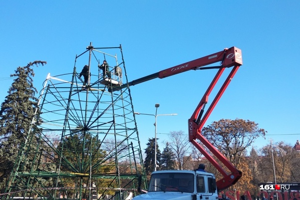 Пока главная городская елка не выглядит празднично Пока главная городская елка не выглядит празднично