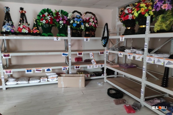 Склад, с которого похитили ритуальную одежду и обивки для гробов Склад, с которого похитили ритуальную одежду и обивки для гробов