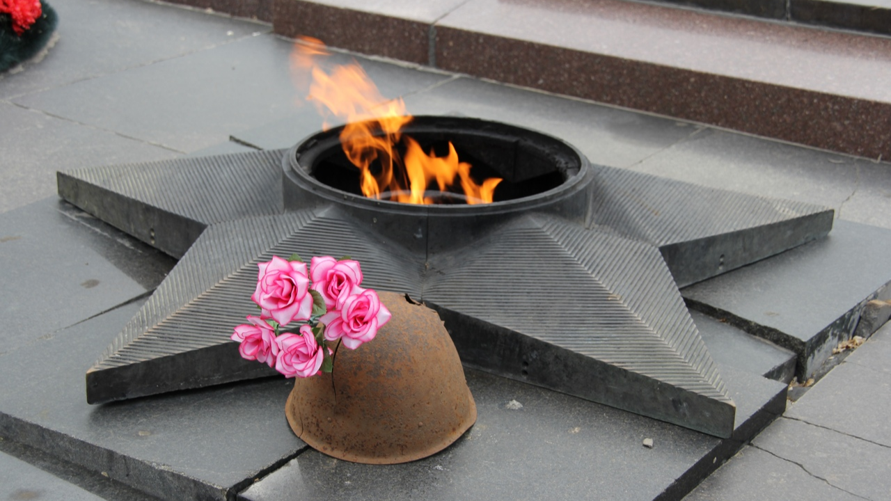 «Грелись и кидали шелуху от семечек»: в Волгограде военнослужащие осквернили Вечный огонь