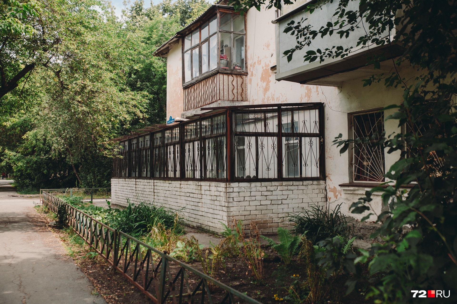 Когда квартиры мало. 6 примеров из Тюмени, как жители пристраивают к многоэтажками балконы и террасы