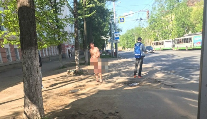 По центру Ярославля гулял голый мужчина: фото