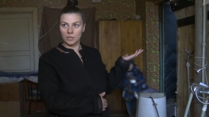 «Сына чуть не убило»: жительница Рыбинска на всю страну разрыдалась из-за рухнувшего в доме потолка