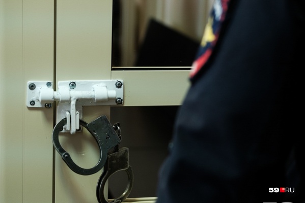Мужчину доставили в отделение полиции, где он и совершил нападение Мужчину доставили в отделение полиции, где он и совершил нападение