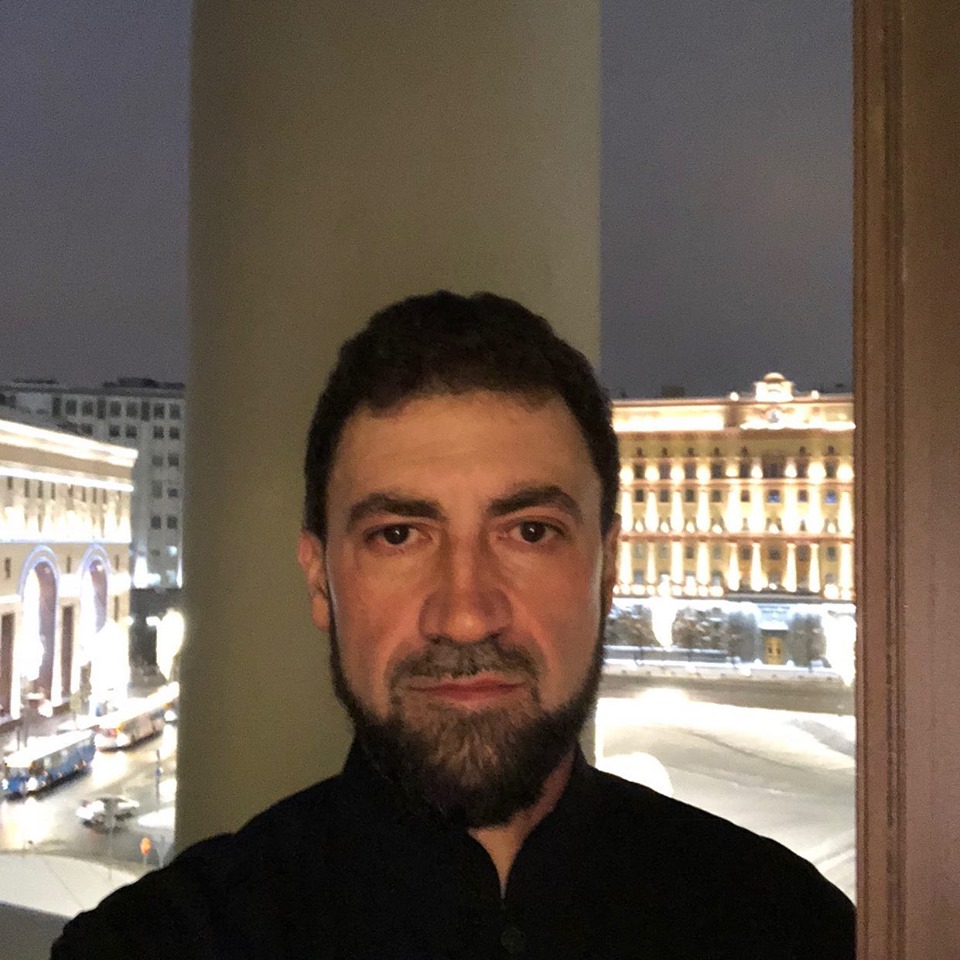 Свою фотографию на фоне московского здания ФСБ отец Андрей выложил в соцсетях, сопроводив стихотворением Свою фотографию на фоне московского здания ФСБ отец Андрей выложил в соцсетях, сопроводив стихотворением