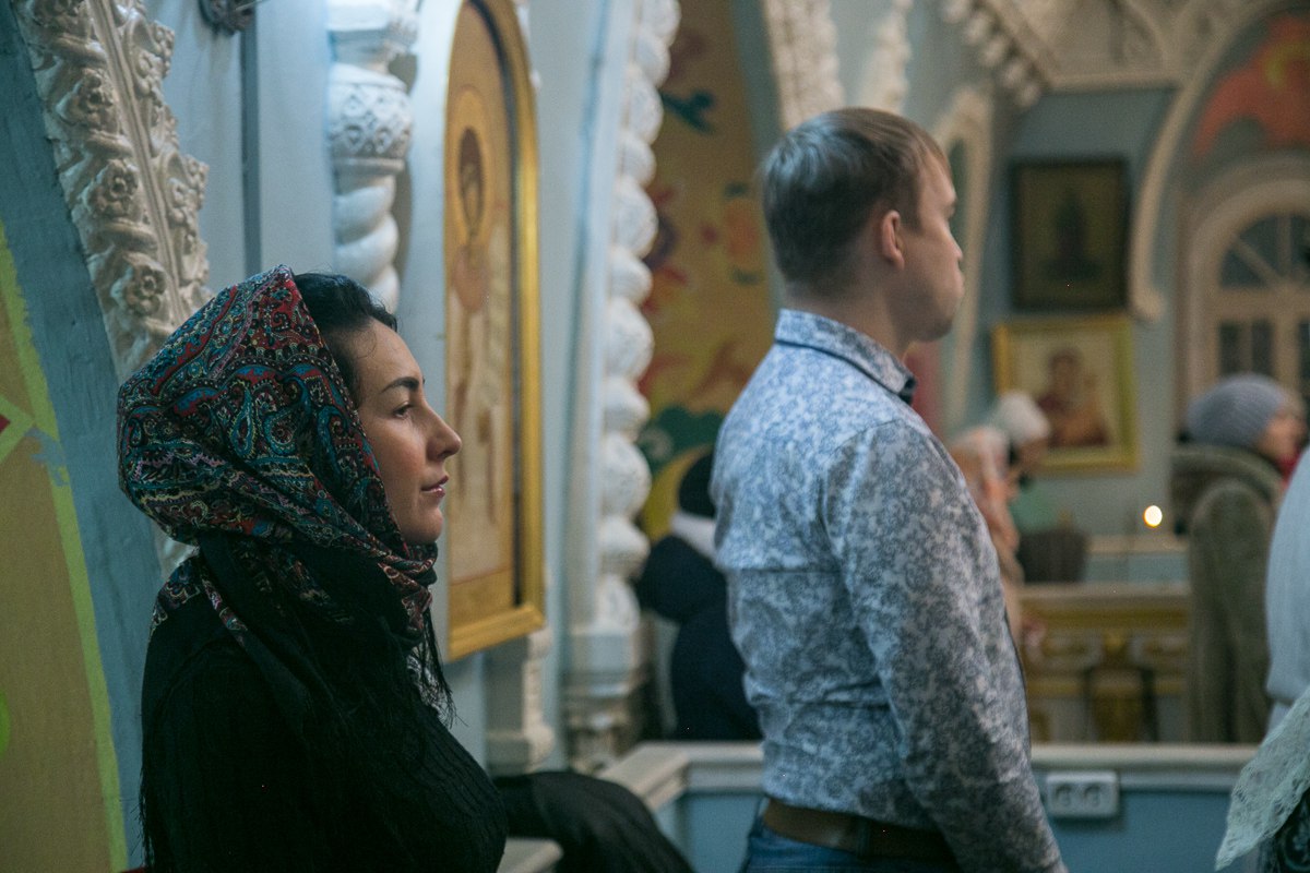 Ночью в храм пришло много верующих Ночью в храм пришло много верующих