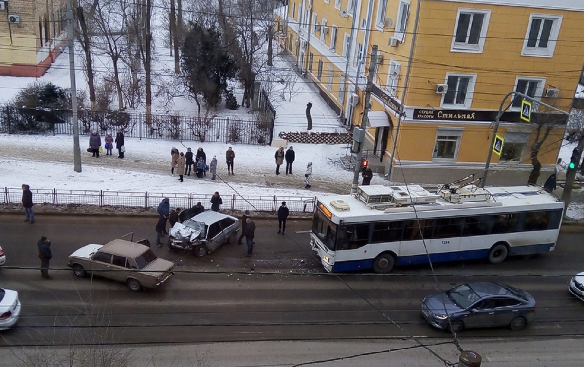 «Двоих в крови увезли на скорой»: в Волгограде в страшную аварию попали «девятка» и троллейбус