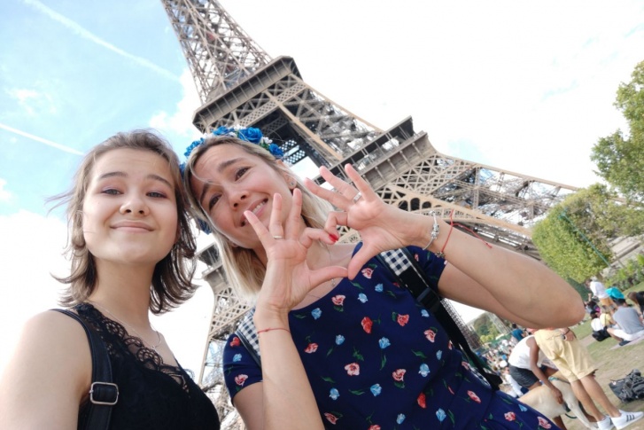 Наталия с дочерью Алисой на фоне одной из главных достопримечательностей Франции