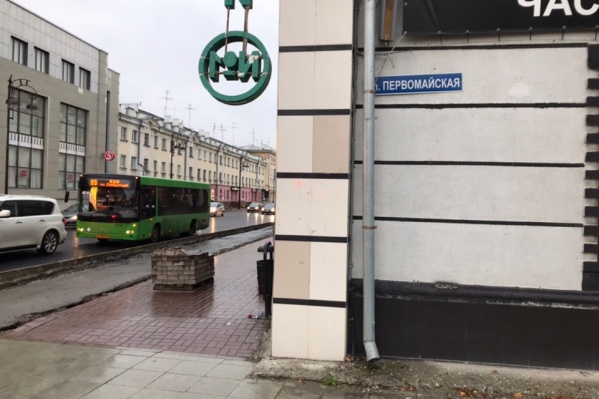 Карман сокращают напротив торгового центра «Москва» Карман сокращают напротив торгового центра «Москва»