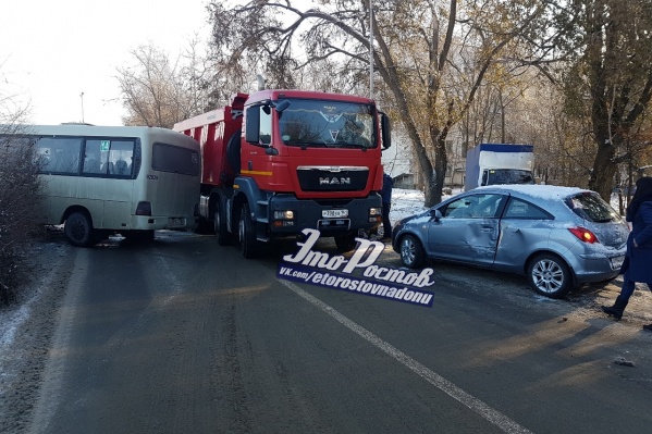 Авария с участием маршрутки и двух иномарок произошла на Тимошенко Авария с участием маршрутки и двух иномарок произошла на Тимошенко 