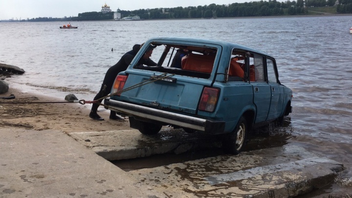 В Ярославле спасатели утопили легковушку: самые яркие фотографии и видео с учений